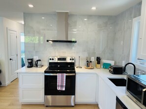 Mikrowelle, Herdplatte, Geschirrspüler