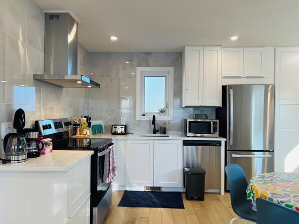 Mikrowelle, Herdplatte, Geschirrspüler