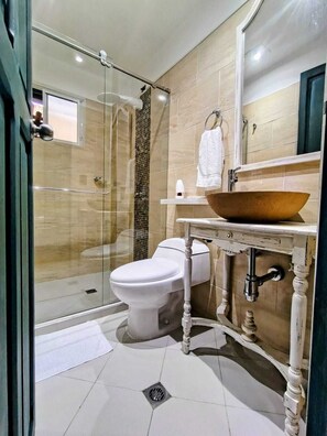 Habitación Confort doble, balcón, vistas al patio | Baño | Toallas, jabón y papel higiénico
