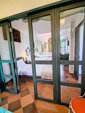 Familienzimmer, Balkon, Blick auf den Innenhof | Terrasse/Patio