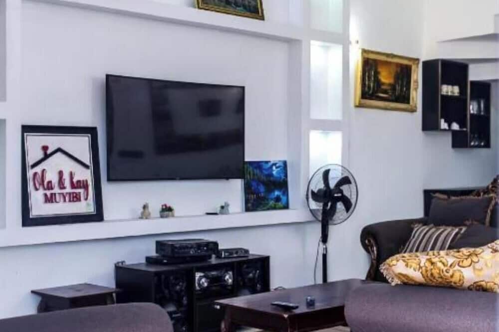 Luxurious Awoyaya Apartment With Private Pool and Garden