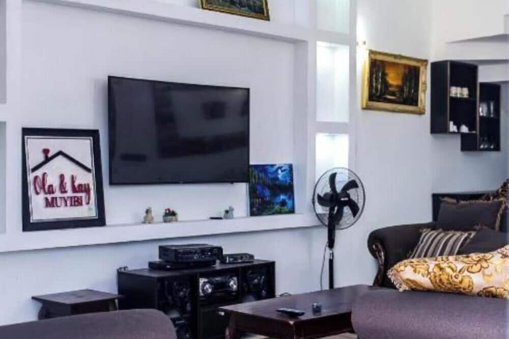 Luxurious Awoyaya Apartment With Private Pool and Garden