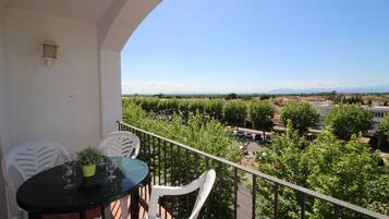 Apartamento | Restaurante al aire libre