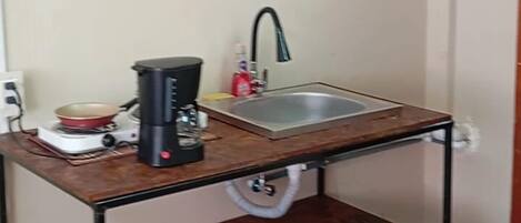 Basic Room, City View | Private kitchen | Cookware/dishes/utensils