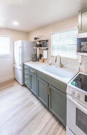 Jääkaappi, mikroaaltouuni, uuni, liesi