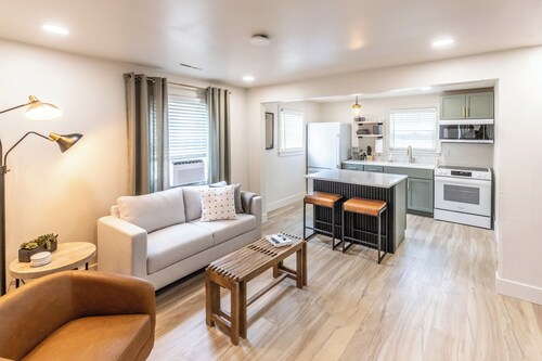 Modern 1BR Apartment USB-C Charging HEPA Air 30+ Day Stay