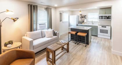 Modern 1BR Apartment USB-C Charging HEPA Air 30+ Day Stay