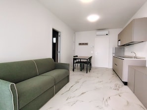 Departamento, 1 habitación, balcón, vista al jardín | Área de sala de estar