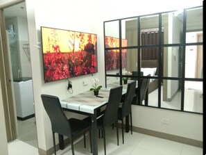 Dining room - Cozy Luxurious Place Near MOA Picc CCP Free Wi-fi (Pasay)