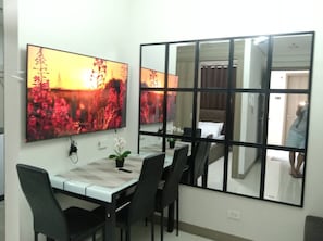 Appartement, 2 slaapkamers, uitzicht op zwembad | Dineerruimte