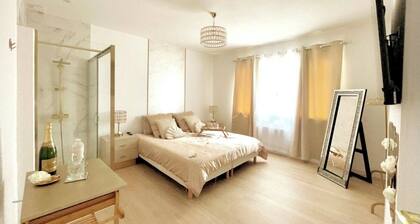Fully equipped luxury apartment with jacuzzi and sauna 4 minutes from the beach