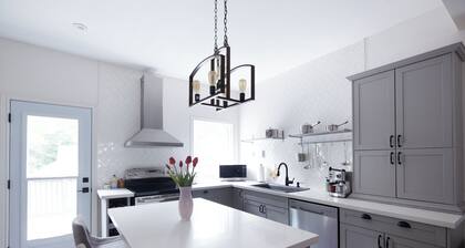 5 bed rm modern house near Gage Park, Tim Hortons Field and St Peter's Hospital