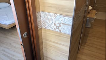 5 bedrooms, iron/ironing board, free WiFi, bed sheets