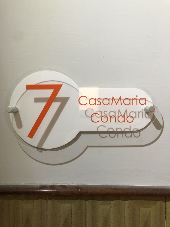 A sign with the number 7 and the text "CasaMaria Condo" on a wall. - CasaCondo on the Golden Mile - Twin Apartments Near UNESCO World Heritage Sites for Large Groups (Torre del Greco)