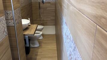 Een douche, een bubbelbad, een haardroger, een bidet