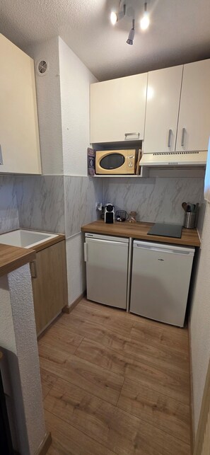 Kühlschrank, Mikrowelle, Herdplatte, Wasserkocher mit Kaffee-/Teezubehör