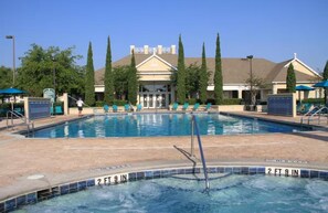 Een buitenzwembad en een verwarmd zwembad