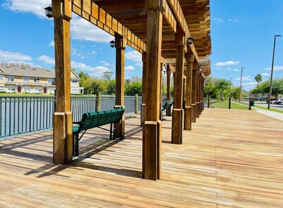 4BR/3 Bath Condo Next to Pool! Close to All Parks