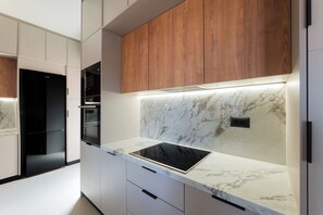 Réfrigérateur, micro-ondes, four, plaque de cuisson