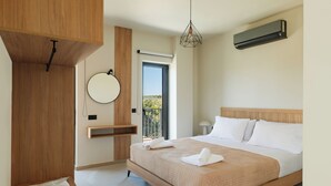 Une chambre moderne avec un lit en bois, une table de chevet, un miroir rond et une fenêtre donnant sur un beau paysage.