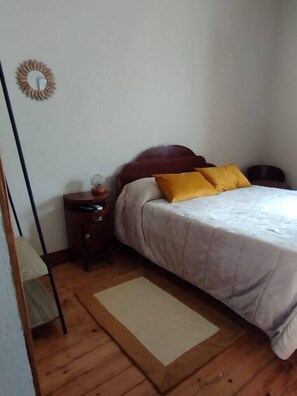 2 habitaciones, tabla de planchar con plancha, wifi y ropa de cama 