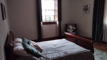 2 quartos, ferros/tábuas de passar roupa, Wi-Fi, roupa de cama