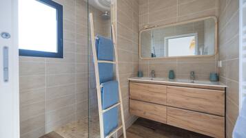 Douche, sĂšche-cheveux, serviettes fournies