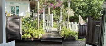 Charming Cottage w/pool- in the highly desired settlement