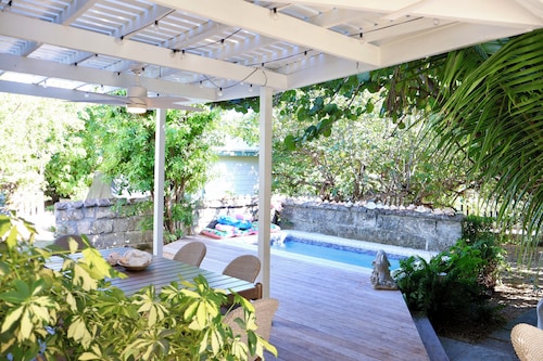 Charming Cottage w/pool- in the highly desired settlement