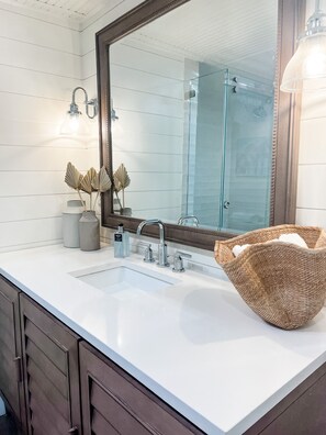 Shower, hair dryer, towels, soap - Charming Cottage w/pool- in the highly desired settlement (Hope Town)