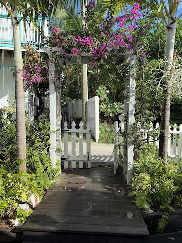 Charming Cottage w/pool- in the highly desired settlement