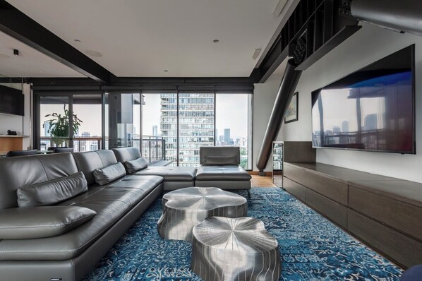 Departamento de lujo, patio, vista a la ciudad | Área de sala de estar