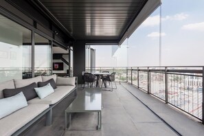 Departamento de lujo, patio, vista a la ciudad | Terraza o patio