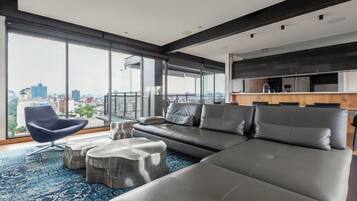 Departamento de lujo, patio, vista a la ciudad | Área de sala de estar