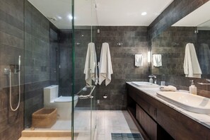 Luxury Apartment, Patio, City View | Bathroom | Shower, free toiletries, hair dryer, towels
