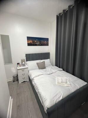 4 bedrooms, iron/ironing board, WiFi, bed sheets