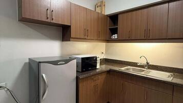 Fridge, cookware/dishes/utensils