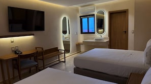 In-room safe, desk, laptop workspace, blackout curtains - Hotel Makkan Boca (Boca del Río)