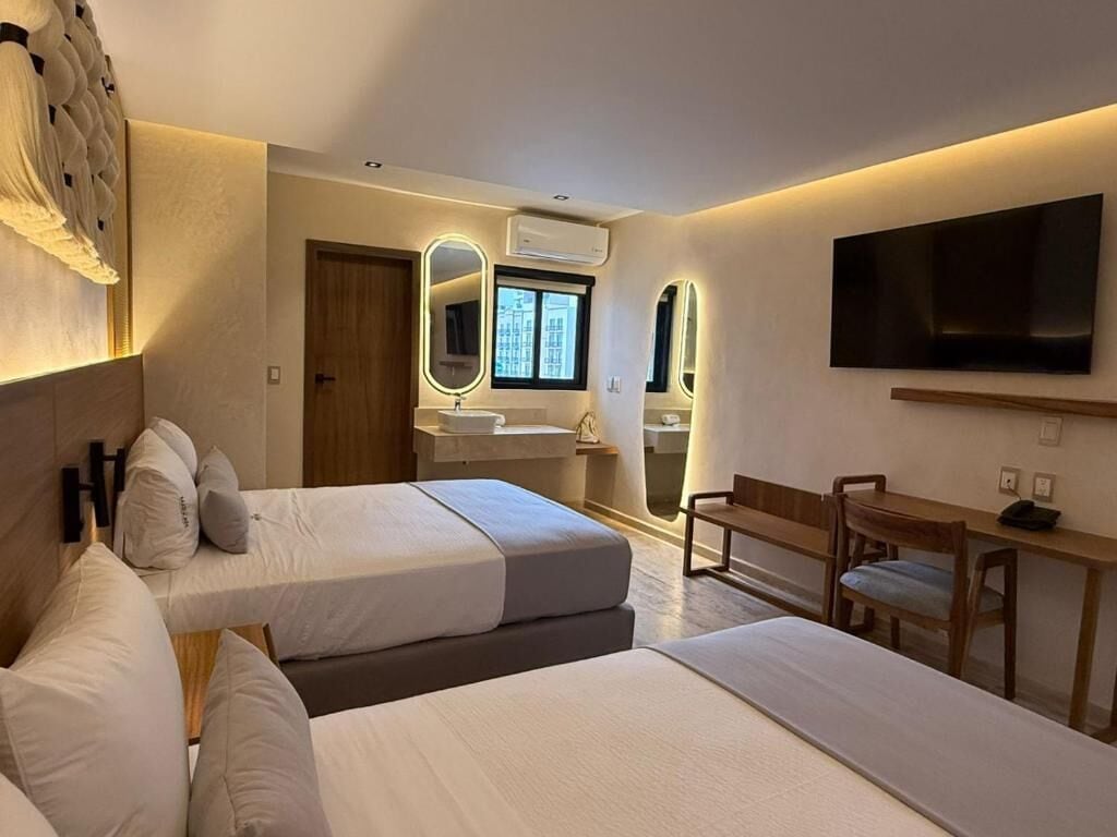 Safe på rommet, skrivebord og skrivebord for bærbar PC