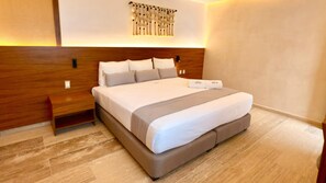 Rom, 1 kingsize-seng | Safe på rommet, skrivebord og skrivebord for bærbar PC