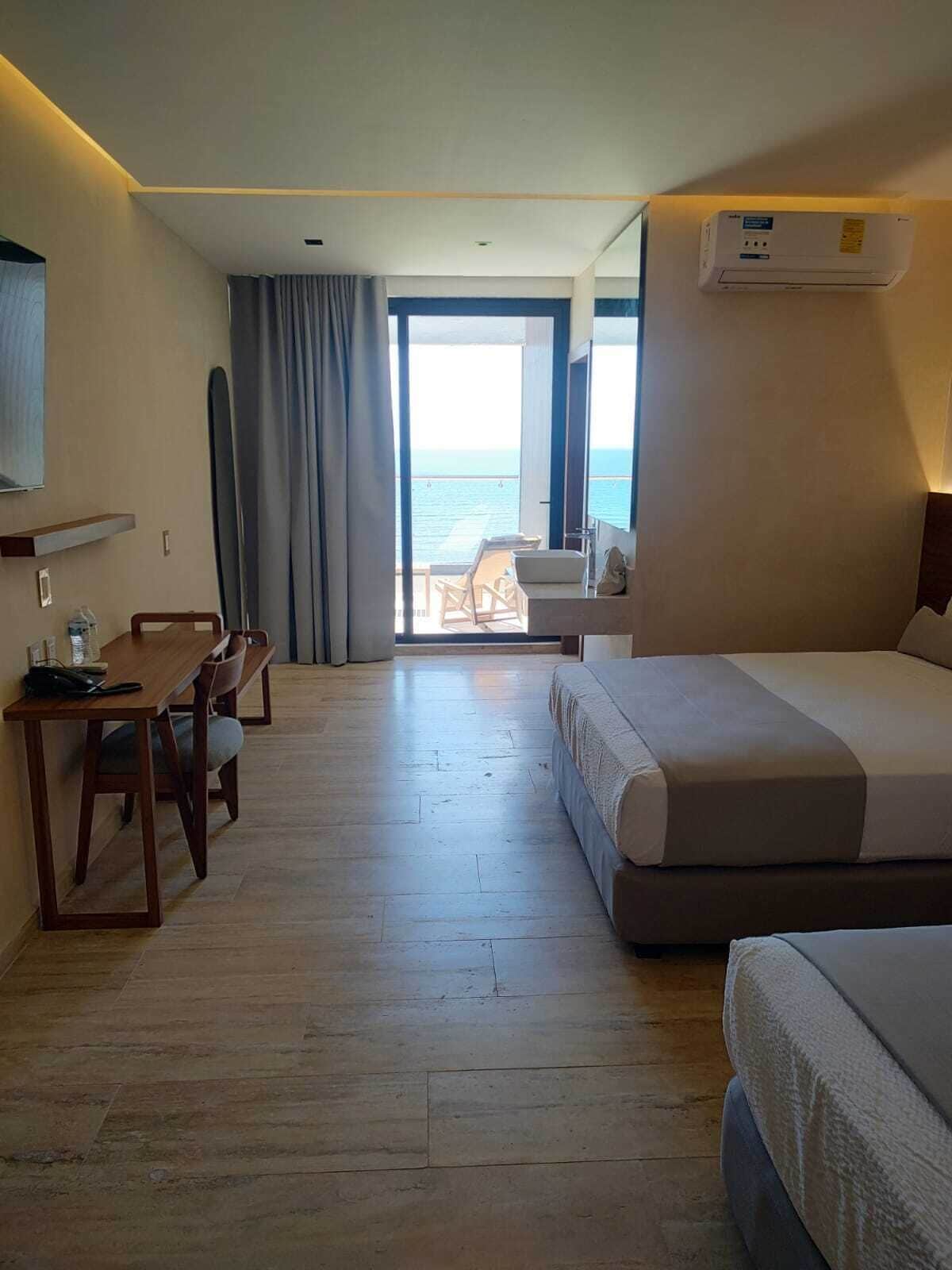 غرفة بريميم - سريران كبيران - بمنظر للمحيط | خزنة داخل الغرفة ومكتب ومساحة عمل للكمبيوتر المحمول وستائر تعتيم