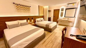 خزنة داخل الغرفة ومكتب ومساحة عمل للكمبيوتر المحمول وستائر تعتيم