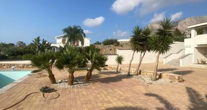 Villa with pool consisting of two apartments 500mt from the beach magaggiari