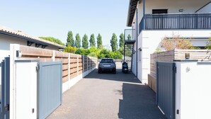 A gated driveway leading to a building with a car parked in the middle. - La Seurinade Bassin d'Arcachon (Unknown)