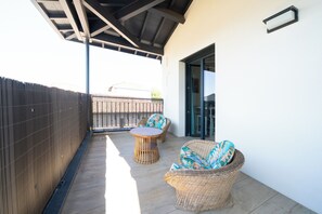 A covered outdoor area with wicker furniture and a wooden table. - La Seurinade Bassin d'Arcachon (Unknown)