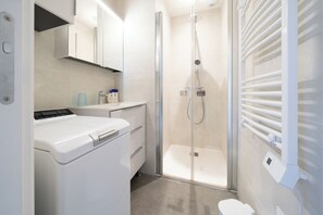 SĂšche-cheveux, serviettes fournies, papier toilette