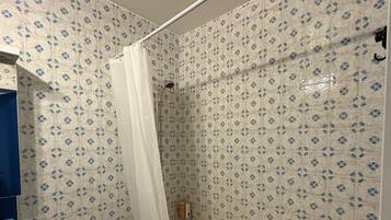 Douche, serviettes fournies, savon, papier toilette