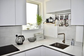 Fridge, microwave, oven, stovetop - Spacious 2BR Apartment | Peaceful Camberwell Stay (Greater London)