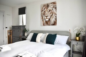 2 bedrooms, desk, iron/ironing board, WiFi