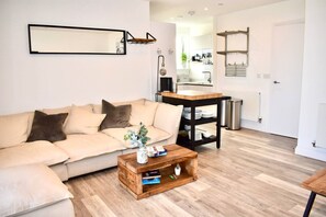 TV - Spacious 2BR Apartment | Peaceful Camberwell Stay (Greater London)
